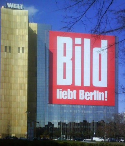 Riesenplakat am Springer-Hochhaus