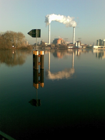 Blick von Stralau auf das Heizkraftwerk Lichtenberg