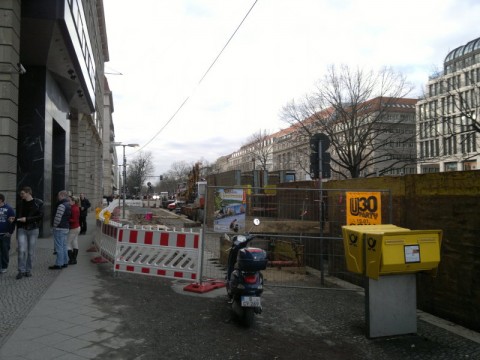 Unter den Linden / Friedrichstr, vor dem Automobilforum