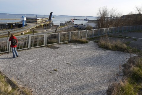 Fehlende Brücke zum Fähranleger