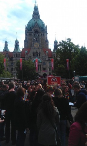 Menschen vor dem Rathaus