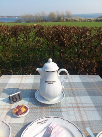 Kännchen Kaffee mit Blick auf Förde und Dänemark