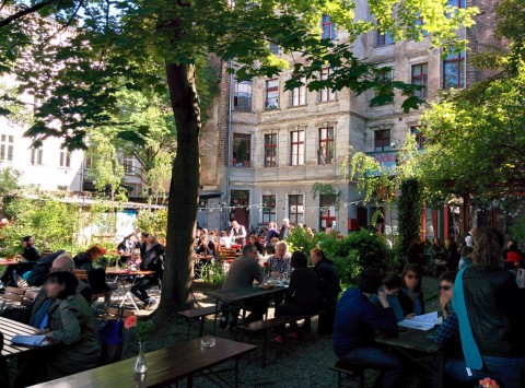 Mitte - vor Clärchens Ballhaus