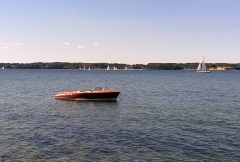 Ein wunderschönes Riva Boot ankert bei Glücksburgs